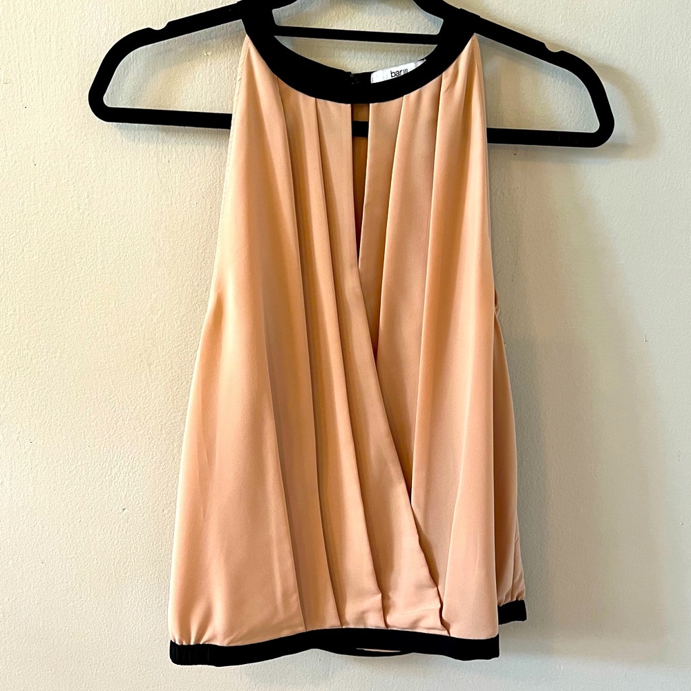 barr III blouse - beautiful neckline criss cross fabric